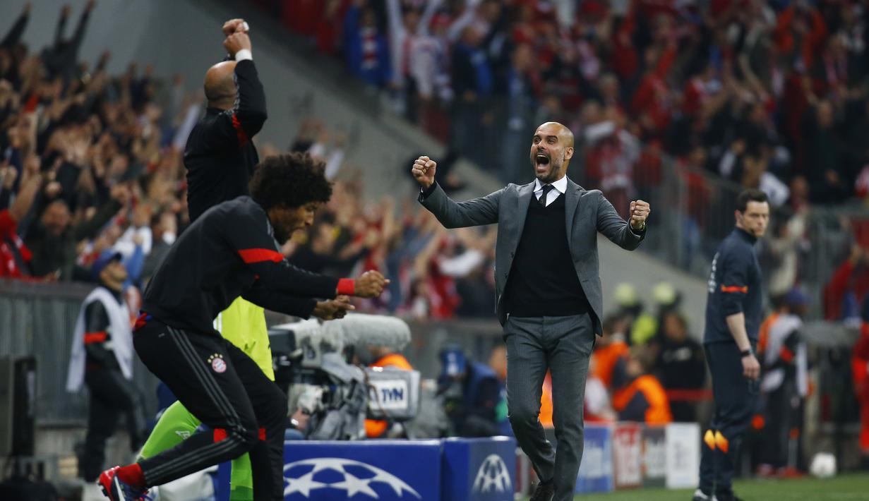 Pep merayakan gol tersebut dengan cara berlari di pinggir lapangan, bak seorang pemain (Reuters / Kai Pfaffenbach)