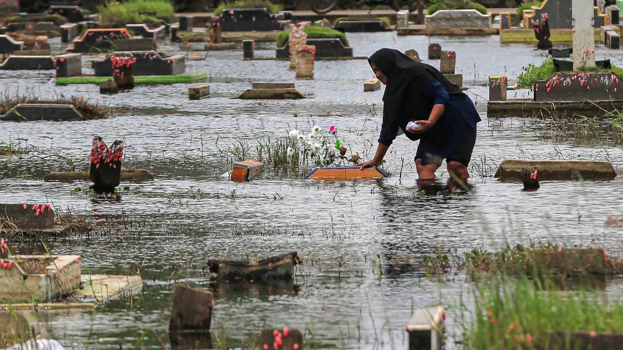 FOTO: Perjuangan Warga Berziarah di Tengah Banjir TPU Semper