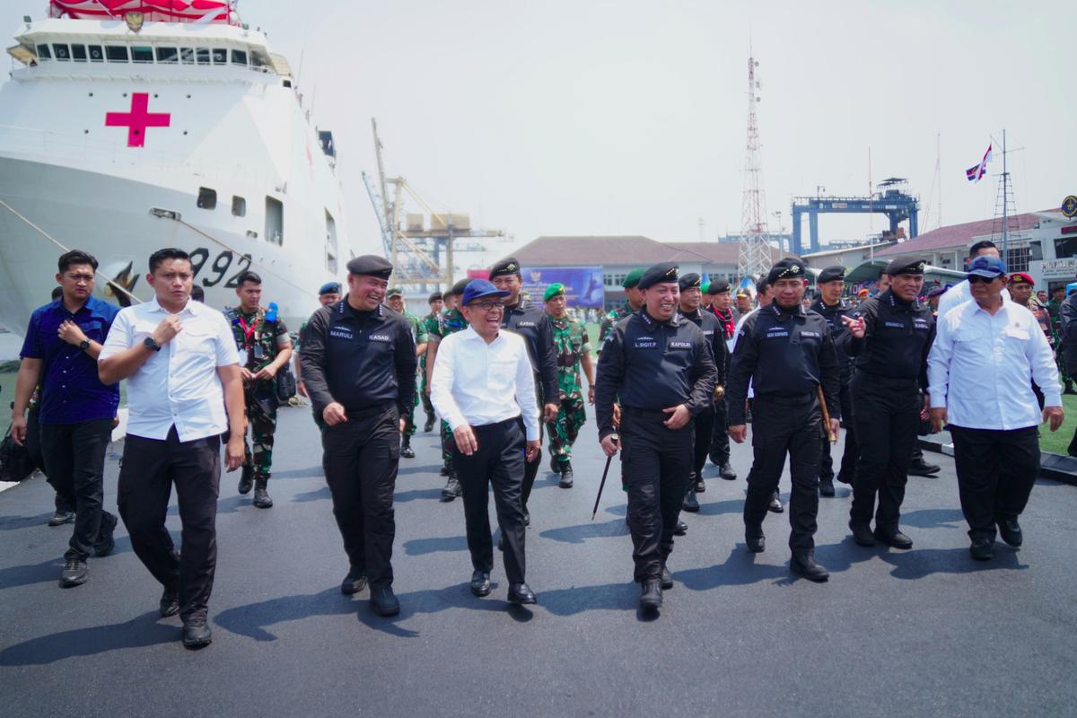 Momen Penyematan Brevet Kehormatan Presiden Jokowi
