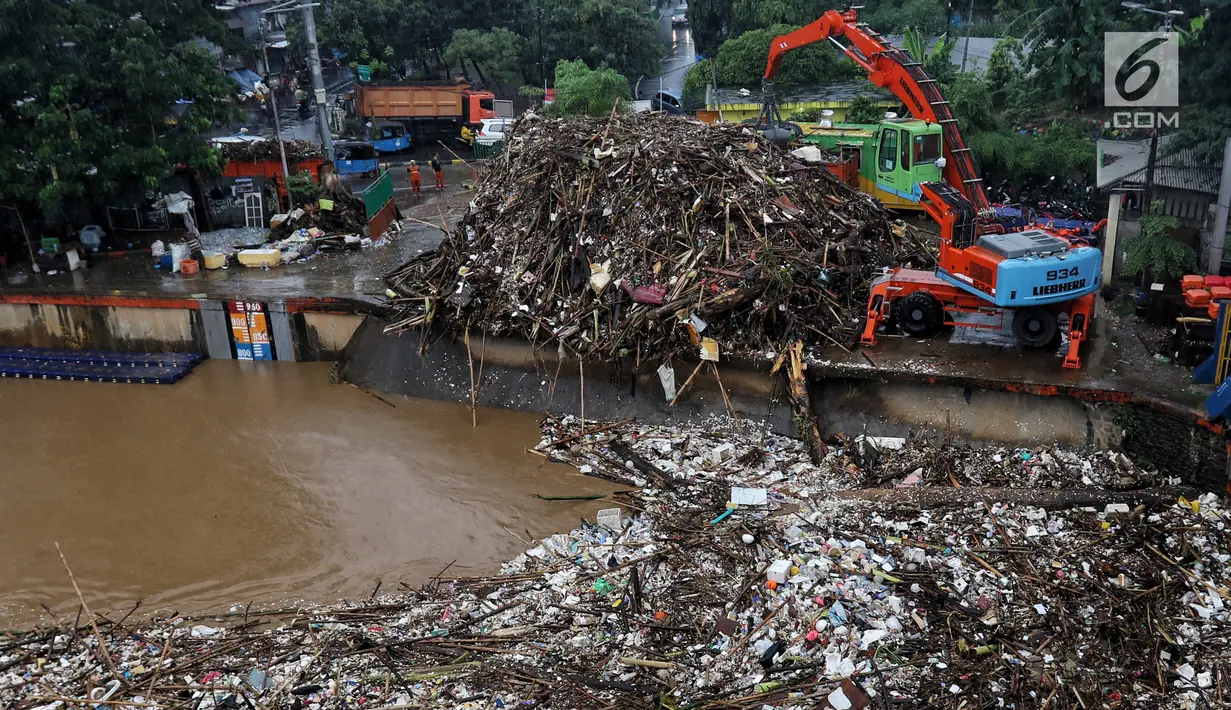 Alat berat (becko) beroperasi mengangkut sampah yang menumpuk di Pintu Air Manggarai, Jakarta, Rabu (24/4). Tingginya curah hujan di Bogor membuat sampah yang berasal kebanyakan dari sampah rumah tangga ini terbawa arus sungai menumpuk di Pintu Air Manggarai. (Liputan6.com/Johan Tallo)