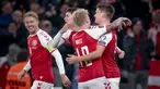 Pemain Denmark Joakim Maehle (kanan) merayakan gol dengan rekan satu timnya saat melawan Austria pada pertandingan Grup F kualifikasi Piala Dunia 2022 di Kopenhagen, Denmark, Selasa (12/10/2021). Denmark menang 1-0. (Liselotte Sabroe/Ritzau Scanpix/AFP)
