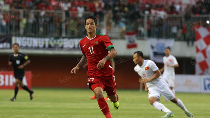 Irfan Bachdim mencetak gol untuk Indonesia saat melawan Vietnam pada laga uji coba di Stadion Maguwoharjo, Sleman, Minggu (09/10/2016). (Bola.com/Nicklas Hanoatubun)