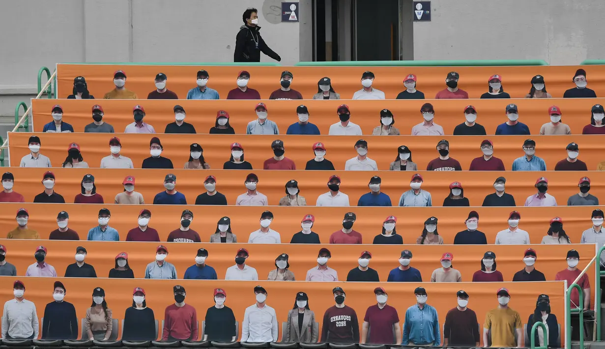 Deretan wajah suporter yang terbuat dari banner menghiasi tribun penonton di Munhak Baseball Stadium, Incheon, Kamis (5/5/2020). Korea Selatan kembali gelar kompetisi baseball KBO League 2020 dengan sistem pertandingan tanpa penonton di tengah pandemi COVID-19. (AFP/Jung Yeon-je)