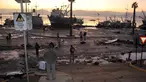 Sejumlah Warga saat berada di tepi pantai usai gempa bumi yang melanda kota Coquimbo, Chile (17/9/2015). Gempa yang menewaskan sekitar sepuluh orang dan memaksa satu juta orang mengungsi dari rumah mereka ke dekat pantai. (REUTERS/Mauricio Ubilla)