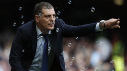 1. Pelatih West Ham, Slaven Bilic, memberikan arahan kepada anak asuhnya saat melawan Arsenal pada Liga Premier Inggris di Stadion The Boleyn Ground, London, Sabtu (9/4/2016). Kedua tim bermain imbang 3-3. (AFP/Ian Kington)