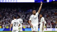 Pemain Real Madrid, Kylian Mbappe merayakan golnya ke gawang Real Betis pada laga lanjutan Liga Spanyol 2024/2025 di Santiago Bernabeu, Madrid, Spanyol, Senin (02/09/2024) WIB. (AP Photo/Pablo Garcia)