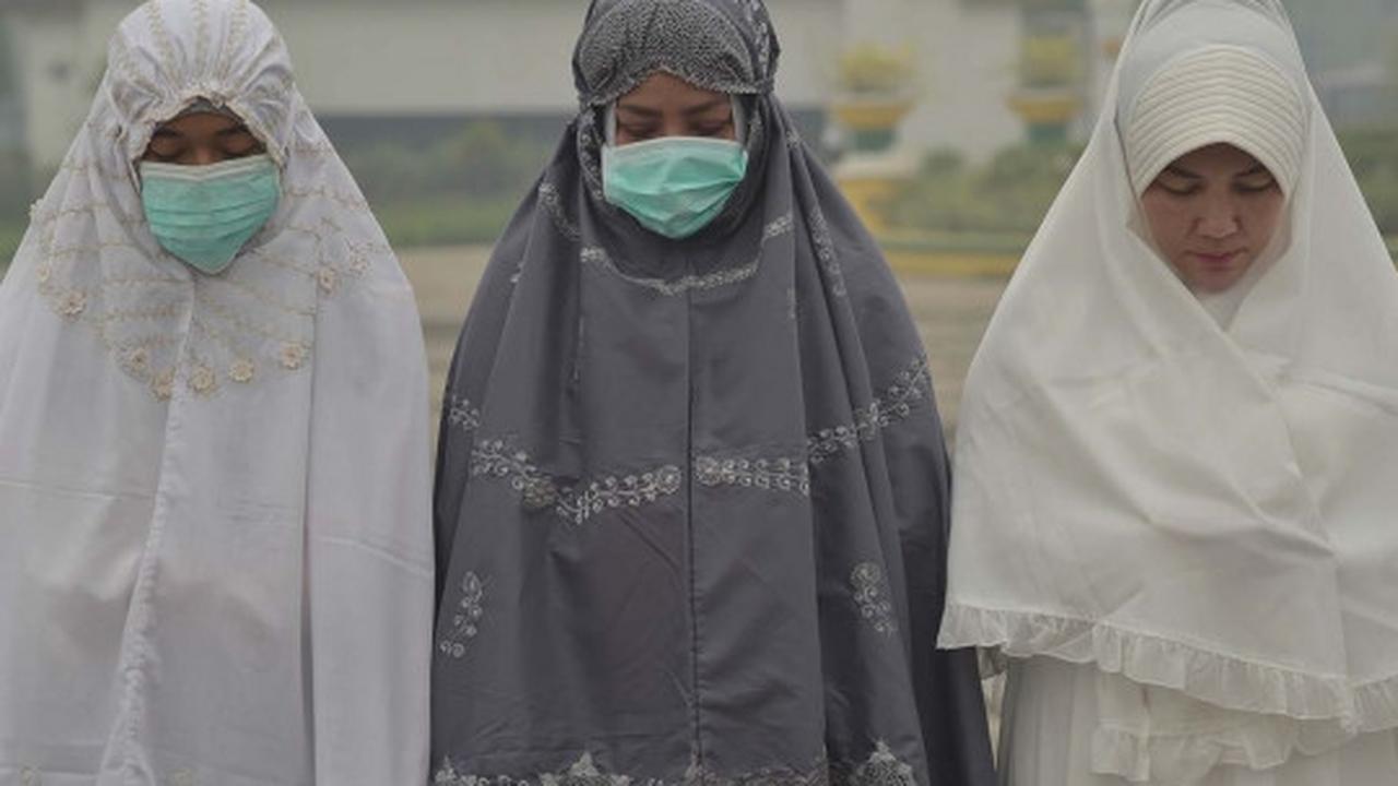 Ribuan warga Riau gelar salat minta hujan di tengah kabut asap