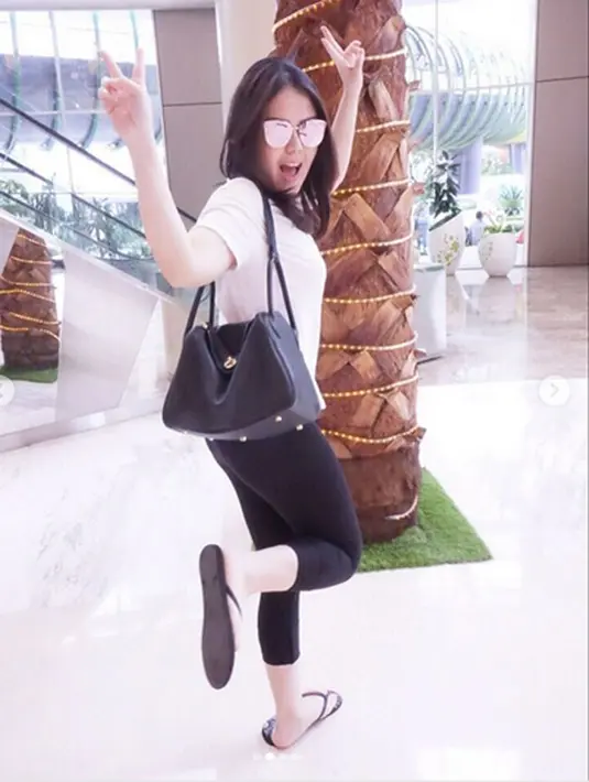 "Buat Nitizen Yg Nanggepin Santai dan Paham Sama si #GaraGaraSendal Kalian Asikk..." tulisnya dalam instagram story. (Instagram/tinatoon101)