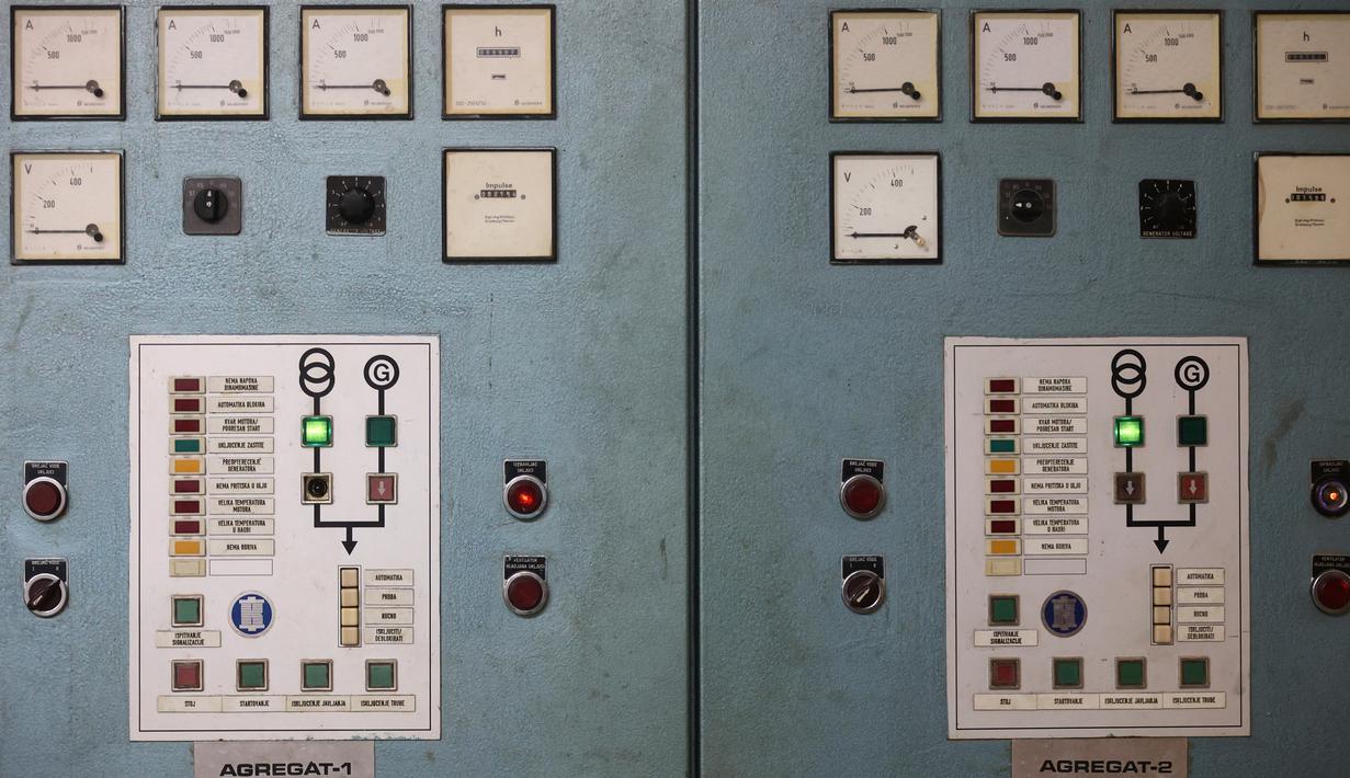 Sakelar dan pengukur pada satu kontrol pembangkit listrik dalam komando perang atom bawah tanah Josip Broz Tito di Konjic, Bosnia, 17 Oktober 2022. Bunker ini dibangun untuk menghadapi perang nuklir. (AP Photo/Armin Durgut, File)