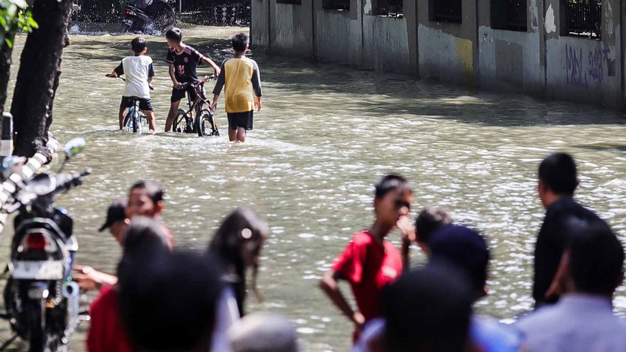 FOTO: Banjir Berangsur Surut, Genangan Masih Rendam Puluhan RT di Jakarta