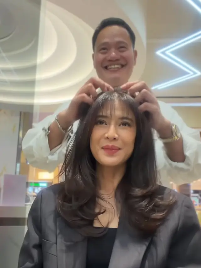 Dian Sastrowardoyo saat potong poni tampil fresh. [@warisirwanteam]