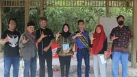 Aktivitas keliterasian bertajuk 'Ngariung Literasi: Literasi Dalam Pemberdayaan Masyarakat' di Kampung Adat Cibadak, Desa Warung Banten, Kecamatan Cibeber, Lebak, Banten, (22/5/2021). (Liputan6.com/ Ist)