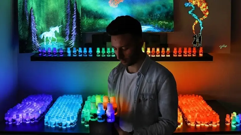 Pria Ini Pakai Tinta Lukisan 'Glowing in the Dark', 6 Hasilnya Keren Banget