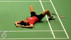 Ganda putra Indonesia, Ricky K Suwardi tergeletak saat tampil melawan Hiroyuki Endo/Kenichi Hayakawa (Jepang) di Total BWF World Championships 2015 di Jakarta, Jumat (14/8/2015). Angga/Ricky menyerah 17-21, 21-14, 18-21. (Liputan6.com/Helmi Fithriansyah)