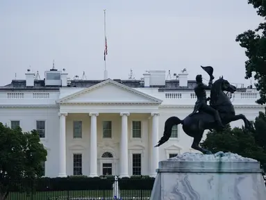 Bendera Amerika di atap Gedung Putih berkibar setengah tiang di Washington, Kamis (26/8/2021). Semua gedung federal dan fasilitas militer milik AS akan mengibarkan bendera AS setengah tiang untuk menghormati anggota marinir AS dan lainnya yang tewas dalam serangan bom di Kabul, Afghanistan. (AP Phot