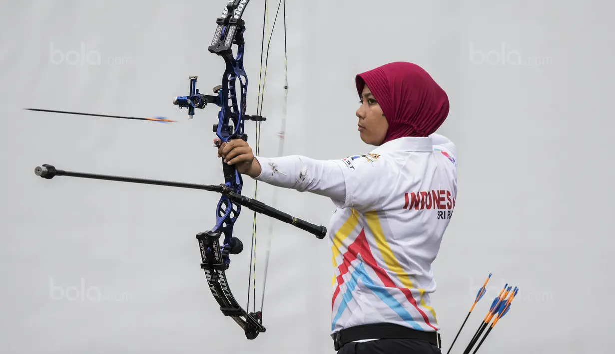 Pepanah putri Indonesia, Sri Ranti, saat tampil pada final SEA Games cabang panahan nomor compound di National Sports Council, Kuala Lumpur, Rabu (16/8/2017). Dirinya meraih emas pertama untuk Indonesia. (Bola.com/Vitalis Yogi Trisna)