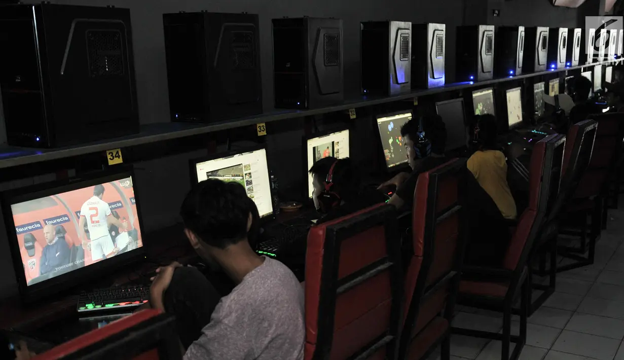 Sejumlah anak bermain game online di salah satu warung internet (warnet) di kawasan Duren Sawit, Jakarta, Senin (23/7). Kecanduan game online atau gaming disorder berisiko tingkat kecemasan tinggi, sulit mengontrol emosi. (Merdeka.com/Iqbal S. Nugroho)