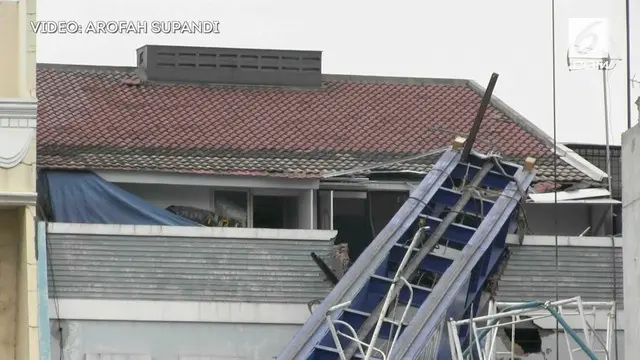 Sebuah rumah mewah di Jakarta tertimpa alat berat proyek LRT. Atap dan sebagian rumah hancur akibat hal ini.