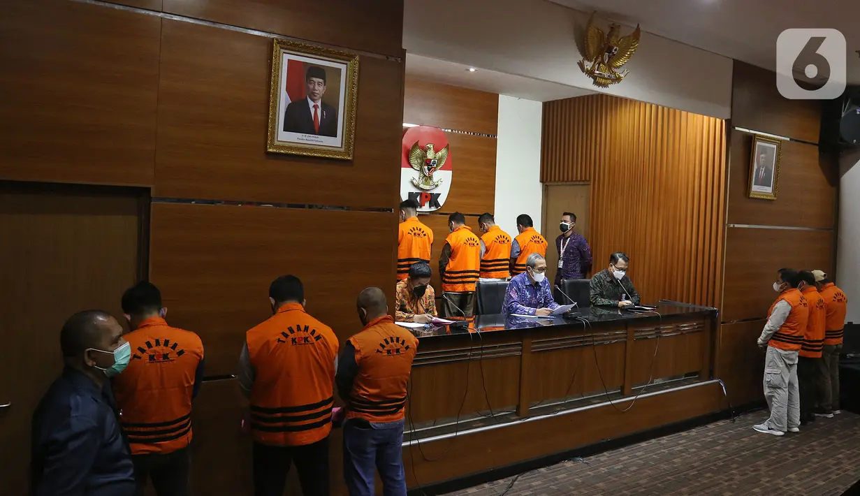 Wakil Ketua KPK Alexander Marwata jumpa pers terkait penahanan anggota DPRD Muara Enim di Gedung KPK, Jakarta, Kamis 30/09/2021). Sebanyak 10 anggota DPRD Muara Enim ditahan terkait dugaan suap pengadaan barang dan jasa di Dinas PUPR dan pengesahan APBD tahun 2019. (Liputan6.com/Herman Zakharia)