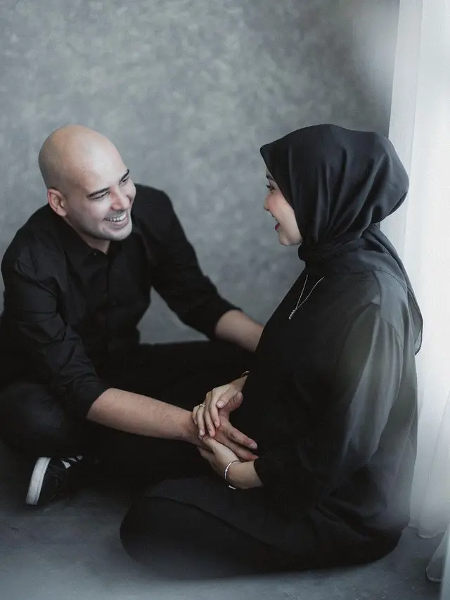 Hamil Anak Pertama, Ini 5 Potret Maternity Shoot Istri Riza Shahab