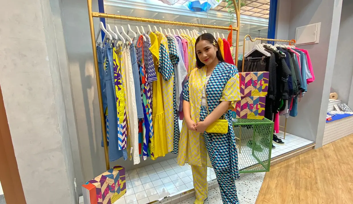 NASL By Nagita Slavina Rilis Koleksi dengan Sentuhan Denim. / Foto: Adinda Tri Wardhani - Fimela.com.