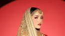 Dalam sesi pemotretan ini, Fuji yang kini punya 11 jutaan pengikut di Instagram mengenakan kain sari dari Kain Sari Jakarta. Riasan wajah dan rambut adik Bibi Andriansyah dipoles oleh Rama Jee. Saking menawannya Fuji dalam koleksi foto ini, pihak Kain Sari Jakarta menyebut Fuji sebagai The Magic Bollywood Princess. Setuju, enggak nih?  (Foto: Dok. Instagram @riomotret)