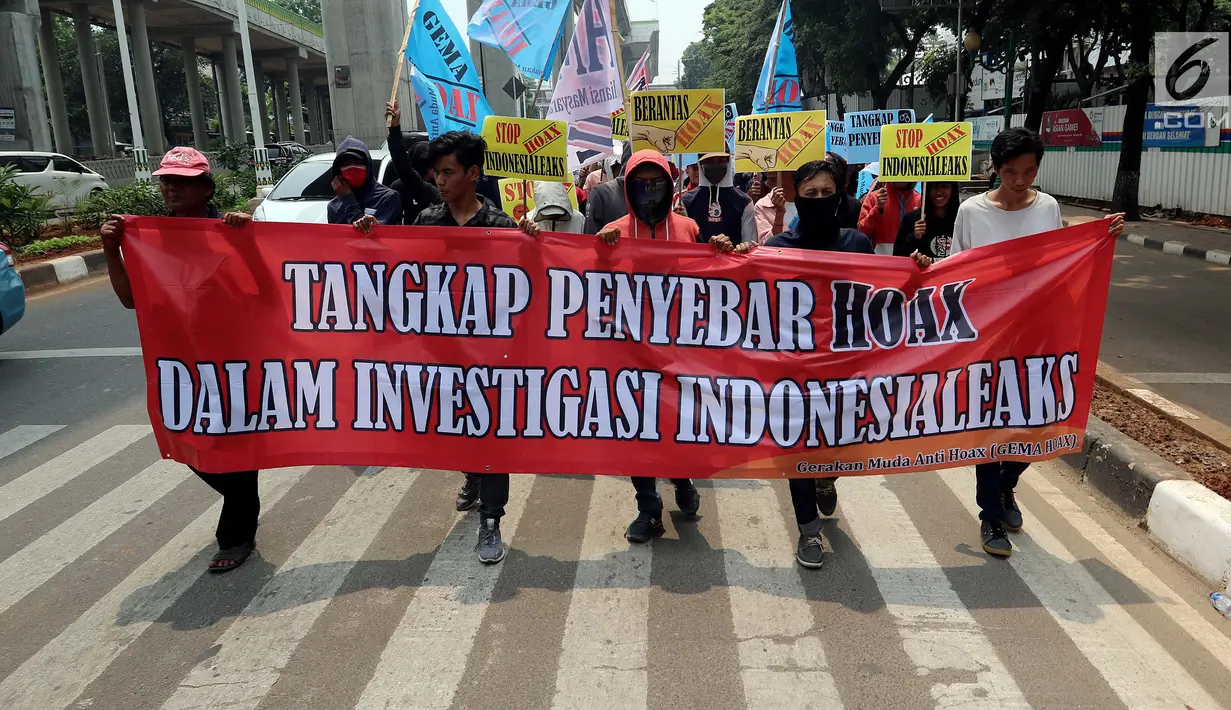 Massa GEMA HOAX melakukan demontrasi di Depan Mabes Polri, Jakarta, Rabu (17/10). Dalam aksinya mereka menuntut dan mendesak Kapolri mengusut tuntas pelaku penyebar hoax investigasi Indonesialeaks dan Stop Hoax. (Liputan6.com/Johan Tallo)