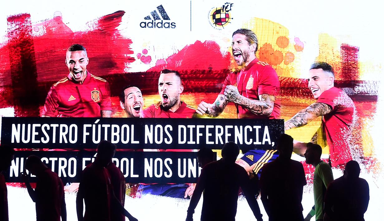 Para pemain Timnas Spanyol saat launching jersey baru di Las Rozas, Madrid, Spanyol, Rabu (13/11). Jersey baru tersebut untuk menyambut Piala Eropa 2020. (AFP/Oscar Del Pozo)