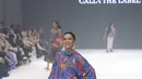 Pemeran dan penyanyi Nina Tamam juga terlihat di runway mengenakan loose dress floral warna kebiruan  [Foto: Instagram/callathelabel & Getty Images/JFW Official]