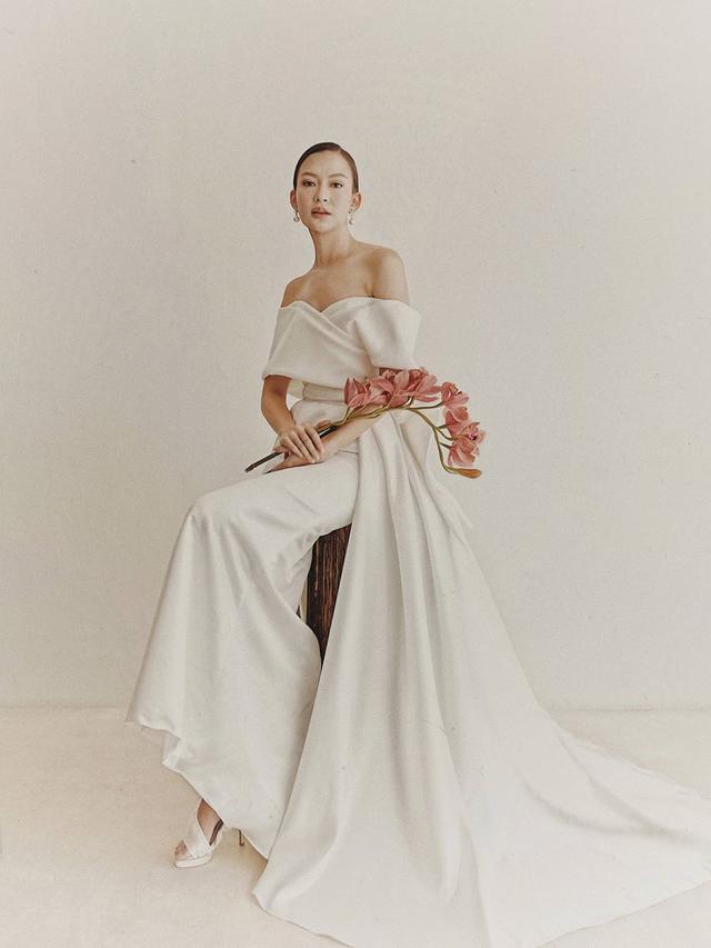6 Potret Prewedding Karina Nadila Berkonsep Serba Putih, Tampil Elegan