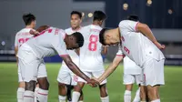 Pemain Timnas Indonesia U-20, Jens Raven (kanan) melakukan selebrasi bersama Meshaal Hamzah Bashier setelah mencetak gol pembuka ke gawang Timor Leste pada laga Grup F Kualifikasi Piala Asia U-20 2025 di Stadion Madya, Senayan, Jakarta, Jumat (27/09/2024). (Bola.com/Bagaskara Lazuardi)