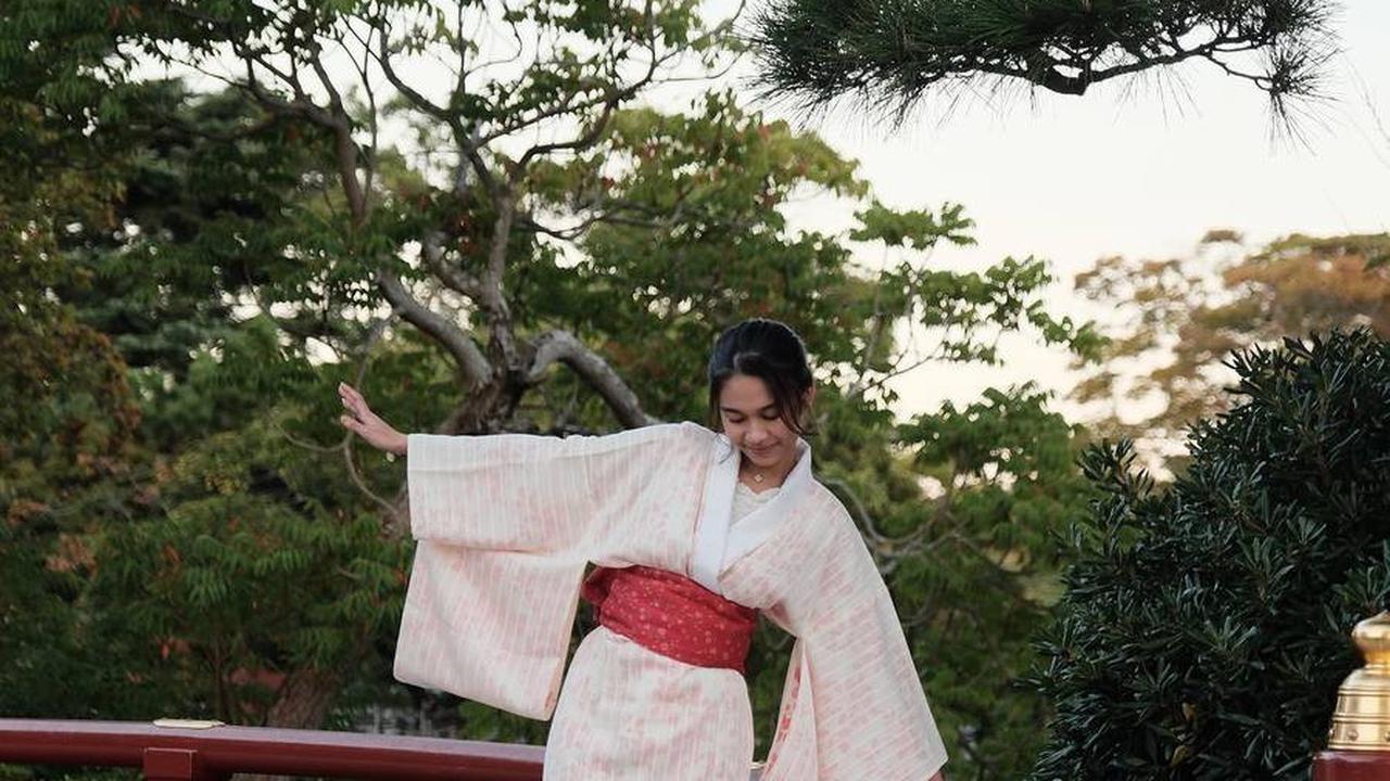 Potret Azizah Salsha yang Menyihir dengan Kecantikan Saat Mengenakan Kimono ala Warga Lokal Jepang