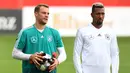 Kiper Jerman, Manuel Neuer (kiri) dan bek Jerome Boateng saat menghadiri sesi pelatihan tim di Munich, Jerman Selatan, (4/9). Jerman akan menghadapi Prancis di UEFA Nations League pada 6 September 2018. (AFP Photo/Christof Stache)