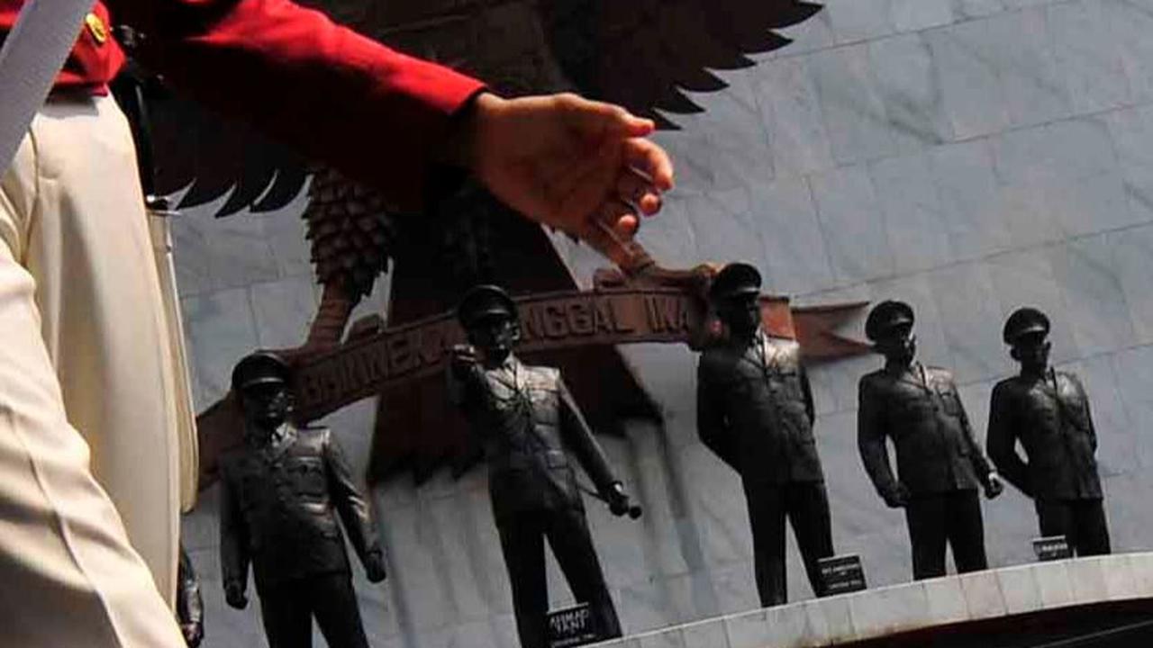 Bagaimana tidak, diungkap bahwa sang kakek merupakan sosok yang dikenal sebagai Jenderal TNI penumpas PKI usai peristiwa kelam itu terjadi. <br>