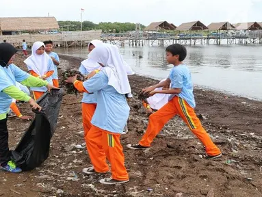 Siswa-siswi SMK membersihkan pantai dalam program Sekolah Pantai Indonesia (SPI) di pesisir pantai Karongsong, Kabupaten Indramayu, Jawa Barat (20/11). Kegiatan ini merupakan Gerakan Cinta Laut Kementerian Kelautan dan Perikanan (KKP). (Liputan6.com/KKP)