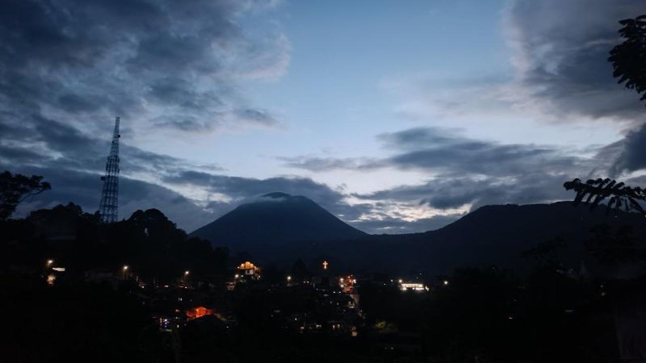 Waspada Gunung Lokon: Kenali Potensi Ancaman Gas Beracun dan Erupsi Freatik yang Mengintai