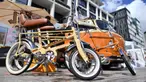 Sepeda antik terlihat di Classic Car Boot Sale, London, Inggris, 7 Agustus 2021. Pedagang barang antik, pecinta preloved fashion, kendaraan klasik, dan jajanan kaki lima berkumpul dalam Classic Car Boot Sale di London. (JUSTIN TALLIS/AFP)