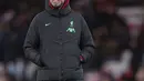 Manajer Liverpool, Jurgen Klopp tersenyum di lapangan menjelang pertandingan sepak bola Liga Premier Inggris melawan Bournemouth di Stadion Vitality, Bournemouth, Inggris selatan pada 21 Januari 2024. (Adrian DENNIS/AFP)
