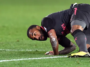 Alexandre Lacazette berusaha merebut bola saat bertanding melawan Sydney FC pada pertandingan persahabatan di Sydney (13/7). Lacazette hanya membutuhkan 15 menit untuk mencetak gol pertamanya untuk Arsenal. (AFP Photo/William West)