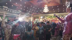 Vicky Shu mengajak tamu undangan menyanyi dan berjoget di acara resepsi pernikahan putri Presiden Jokowi, Kahiyang Ayu dan Bobby Nasution di Gedung Graha Saba Buana, Solo, Rabu (8/11). (Liputan6.com/Luqman Rimadi)