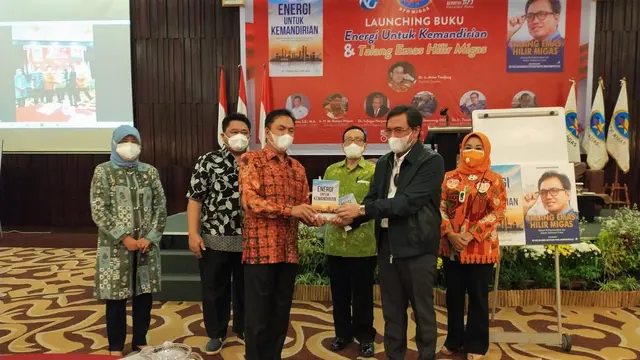 Kepala BPH Migas sekaligus Ketua Komite BPH Migas periode 2017-2021 M. Fanshurullah Asa menerbitkan 2 buku yang diberi judul Energi untuk Kemandirian dan Talang Emas Hilir Migas.
