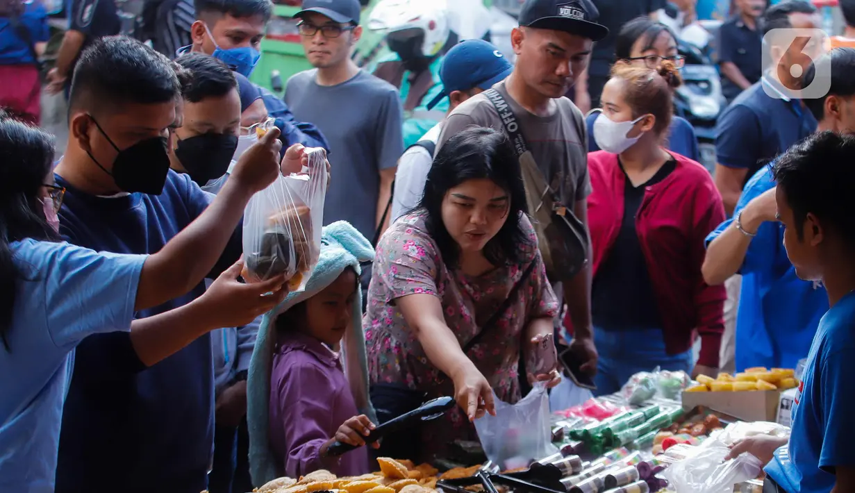 Di pasar ini, pedagang diberikan lapak khusus untuk menjual berbagai hidangan berbuka puasa. (Liputan6.com/Herman Zakharia)