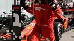 Pembalap Ferrari Charles Leclerc berlari usai memenangkan F1 GP Italia 2019 di Sirkuit Monza, Minggu (8/9/2019). Leclerc menjuarai F1 GP Italia 2019 setelah pertarungan alot melawan duo pembalap Mercedes, Lewis Hamilton dan Valtteri Bottas. (AP Photo/Luca Bruno)