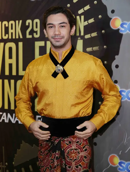 Peran Reza Rahadian sebagai bos yang menyebalkan dan pelit, dalam film My Stupid Boss menjadikannya menyabet sebagai Pemeran Pria Utama Terpuji di FFB 2016. (Deki Prayoga/Bintang.com)