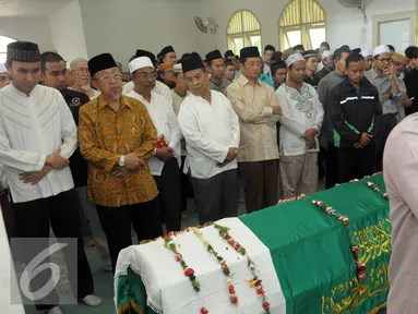 Warga bergiliran mengikuti salat jenazah Almarhum Ali Mustafa Yaqub (AMY) di Masjid Muniroh Salaman,Tangsel, Banten, Rabu (28/4). AMY merupakan mantan Imam Besar Masjid Istiqlal yang meninggal pada usia 64 tahun karena sakit. (Liputan6.com/Helmi Afandi) 