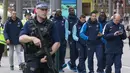 Pemain Prancis harus dikawal ketat petugas keamanan saat berjalan pagi di seputar Stadion Wembley, London, jelang laga persahabatan melawan Inggris, Selasa (17/11/2015). (AFP Photo/Justin Tallis)