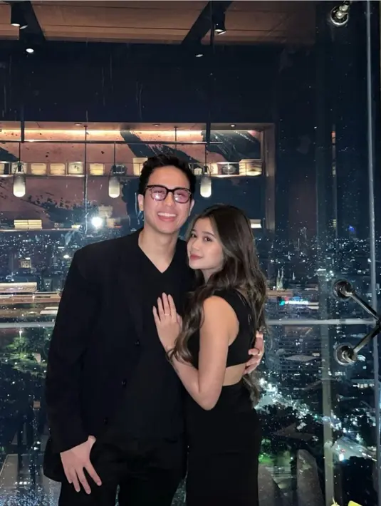 Kisah cinta Brisia Jodie memang selalu menarik perhatian netizen, sempat dikabarkan dekat dengan anak Iis Dahlia. Ia juga sempat berpacaran dengan dengan Julian Jacob. Kini ia berkomitmen menjalin asmara dengan Anthonio Marcelin. (Liputan6.com/IG/@brisiajodie96)