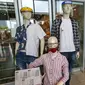 Manekin lengkap dengan baju dan APD berupa masker dan face shield menghiasi pintu masuk dan keluar di supermarket AEON Mall BSD City, Tangerang, Rabu (3/6/2020). Selama masa PSBB supermarket AEON beroperasi sejak pukul 08.00 - 20.00 WIB. (Liputan6.com/Fery Pradolo)