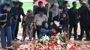 Keluarga dekat almarhum menahan tangis saat menyaksikan prosesi pemakaman Oxavia Aldiano atau lebih dikenal dengan nama Vidi Aldiano di Tempat Pemakaman Umum (TPU) Tanah Kusir, Jakarta, Minggu (8/3/2026). (Kapanlagi.com/Budy Santoso)