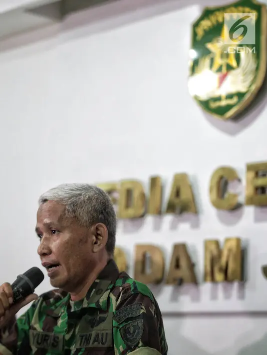 Kasubdispenum AU Letkol Sus M Yuris memberikan keterangan terkait penembakan perwira TNI AD, Letkol Dono Kuspriyanto di Makodam Jaya, Rabu (26/12). Hasil temuan sementara, Serda JR menembak Letkol Dono dalam kondisi mabuk. (Liputan6.com/Faizal Fanani)
